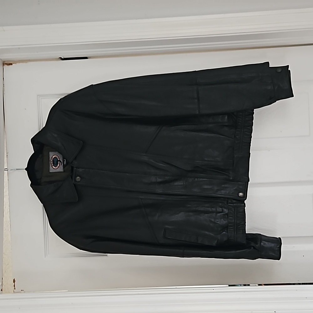 PRE-OWNED VINTAGE GROUP FINE LEATHER JACKET. SIZE 44. COLOR BLACK